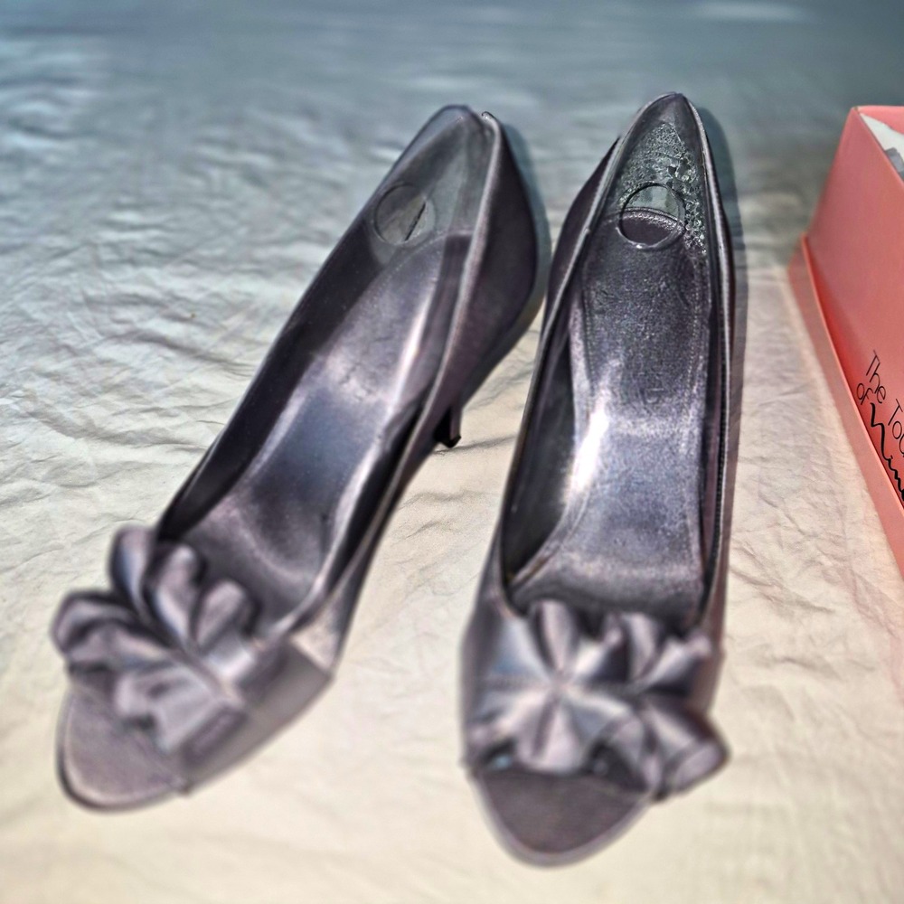 Touch of Nina Pewter Peep Toe Bow Satin Stiletto Slip On Pumps, Women's 8 M